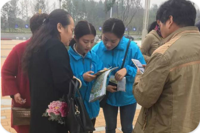 园博志愿者，铸就爱心旗帜！